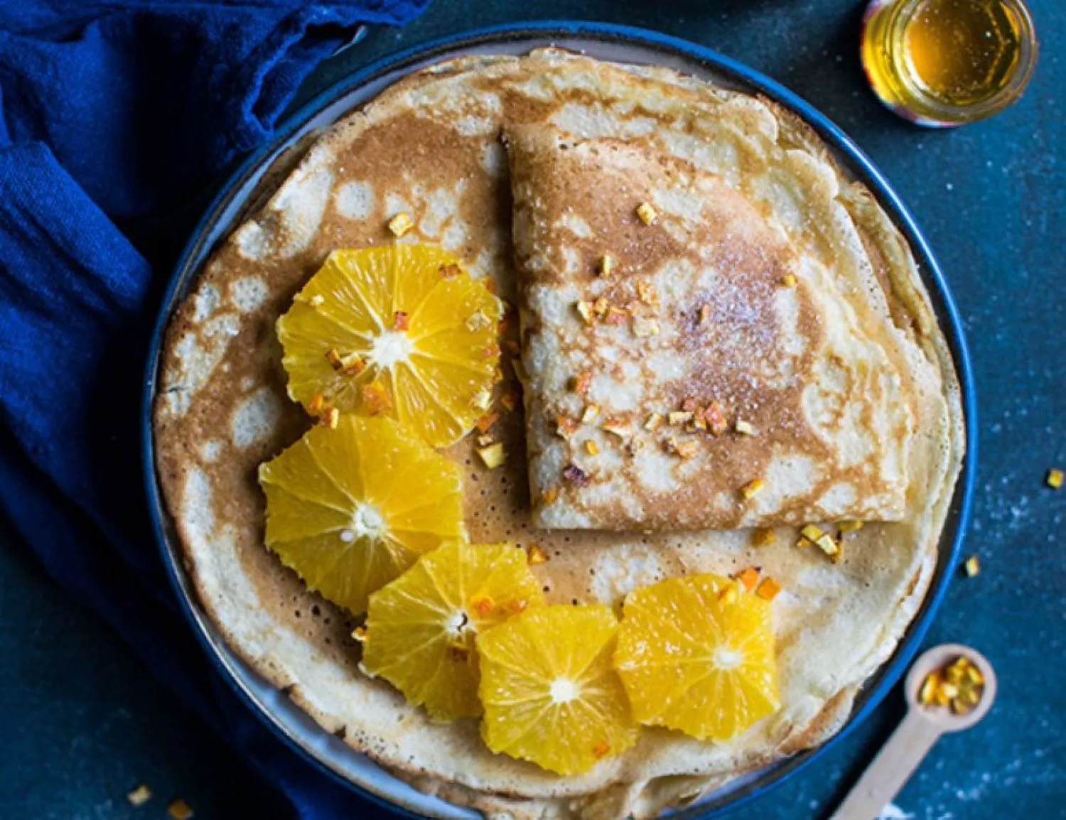 Clătite franțuzești cu smântână și marmeladă de portocale. Rețeta desertului perfect