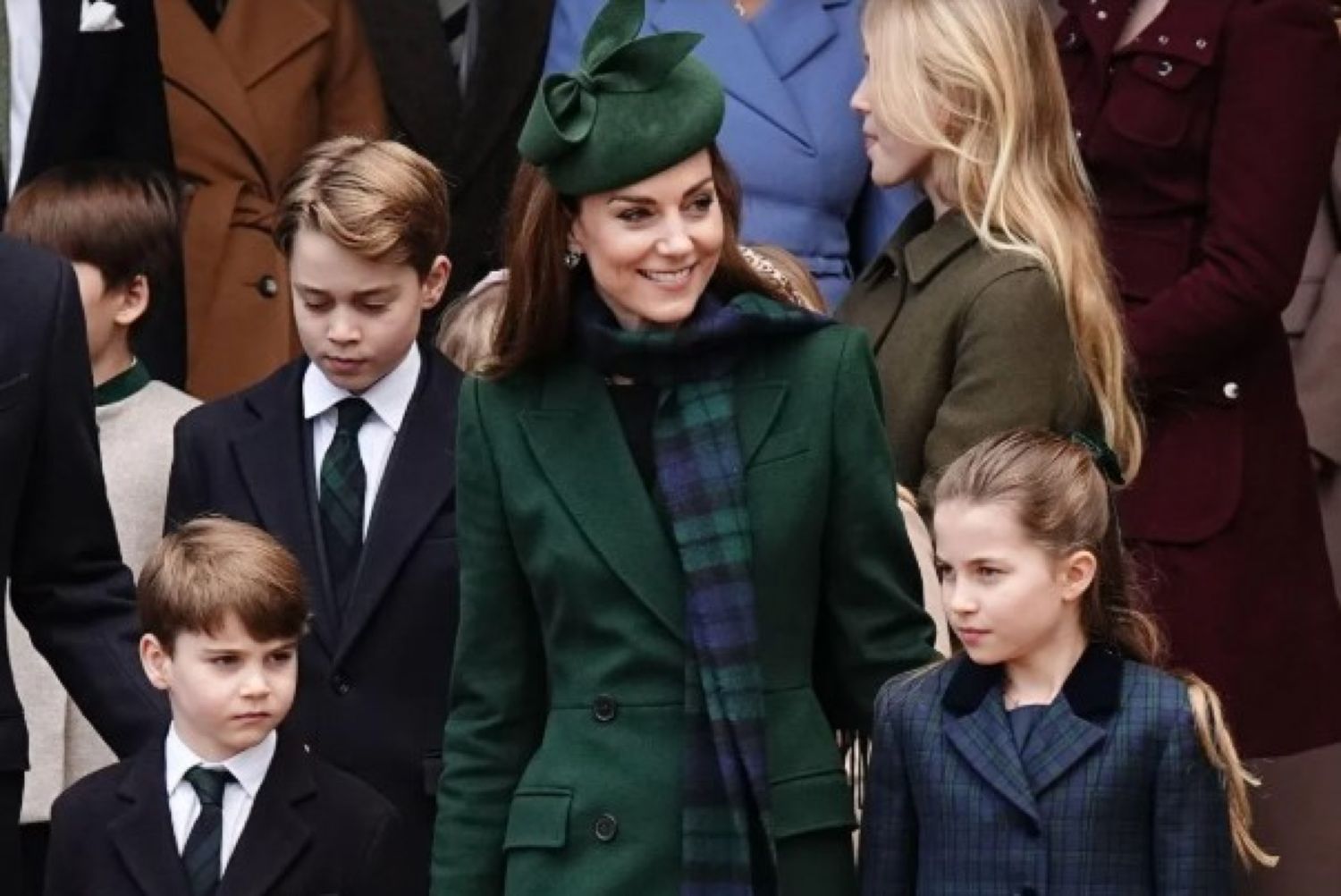 Povestea colierului delicat cu rubine purtat de Charlotte, fiica prințesei Kate Middleton de Crăciun