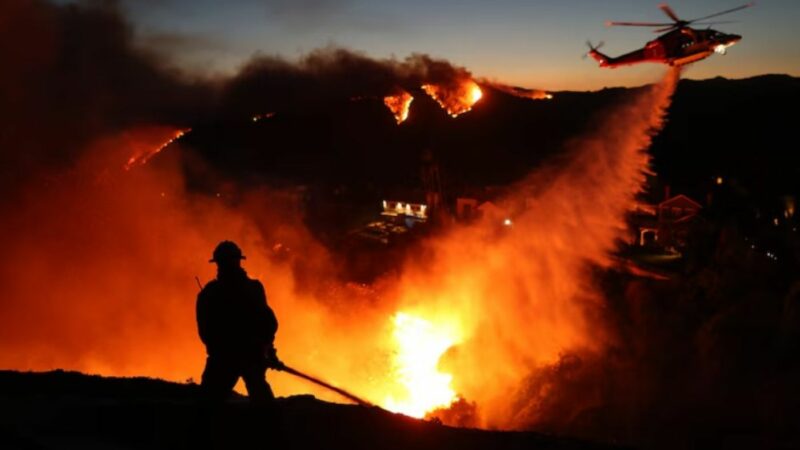 Los Angeles arde, a fost declarată stare de urgență. 30.000 de persoane au fost evacuate din zonă