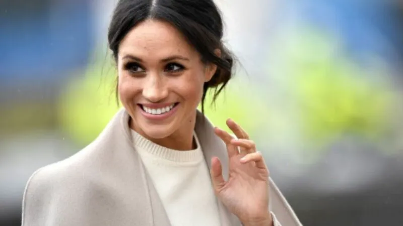 Meghan Markle a spart tiparele purtând un accesoriu tradițional asociat bărbaților. Se crede că e un omagiu subtil adus prințesei Diana