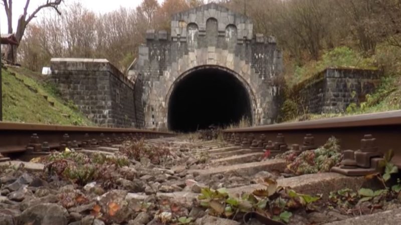 Povestea fantomei de la Teliu care bântuie cel mai lung tunel din România. Nici acum nu și-a găsit liniștea