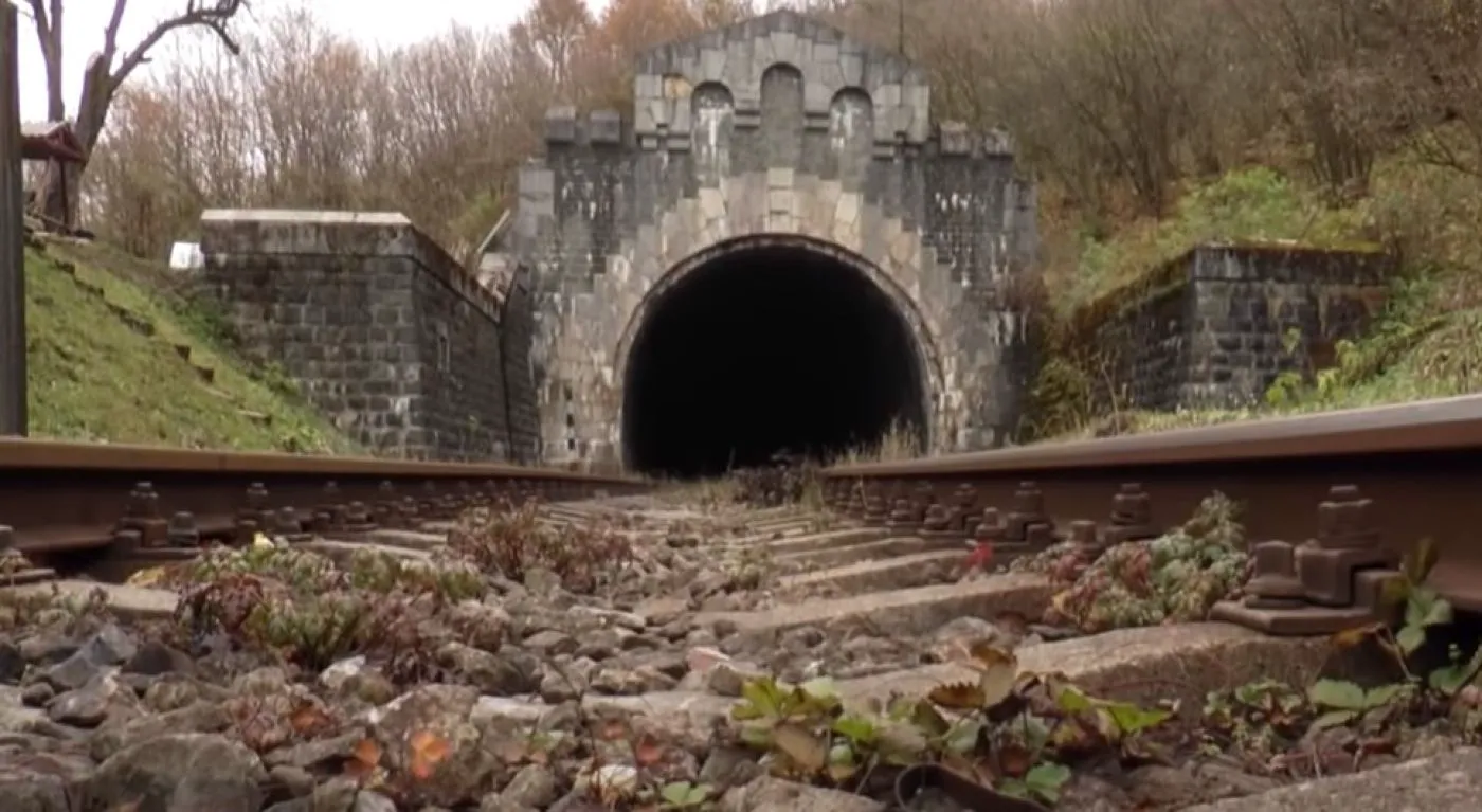 Povestea fantomei de la Teliu care bântuie cel mai lung tunel din România. Nici acum nu și-a găsit liniștea