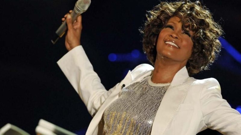 Bodyguardul lui Whitney Houston spune adevărul despre ororile prin care a trecut aceasta. Viața artistei a bătut celebrul film