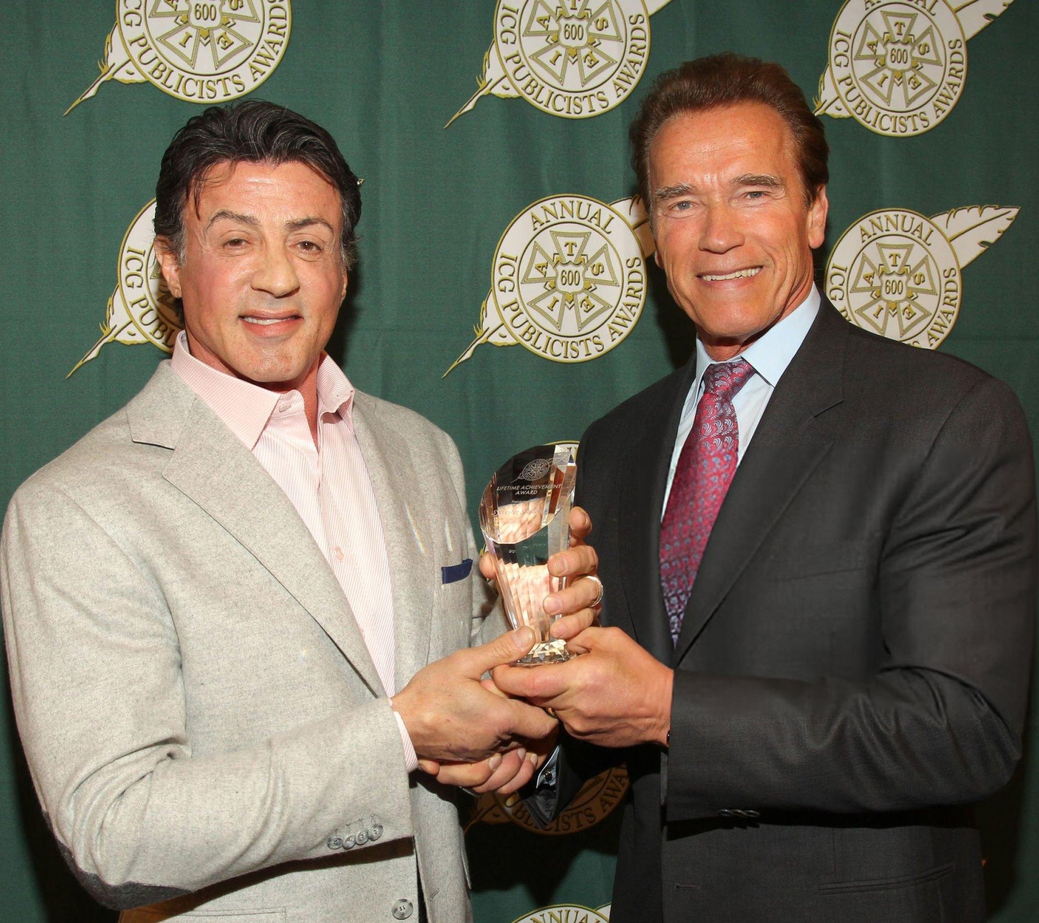 Arnold Schwarzenegger și Sylvester Stallone, legați de o prietenie de viață. Merg împreună chiar și la spital 