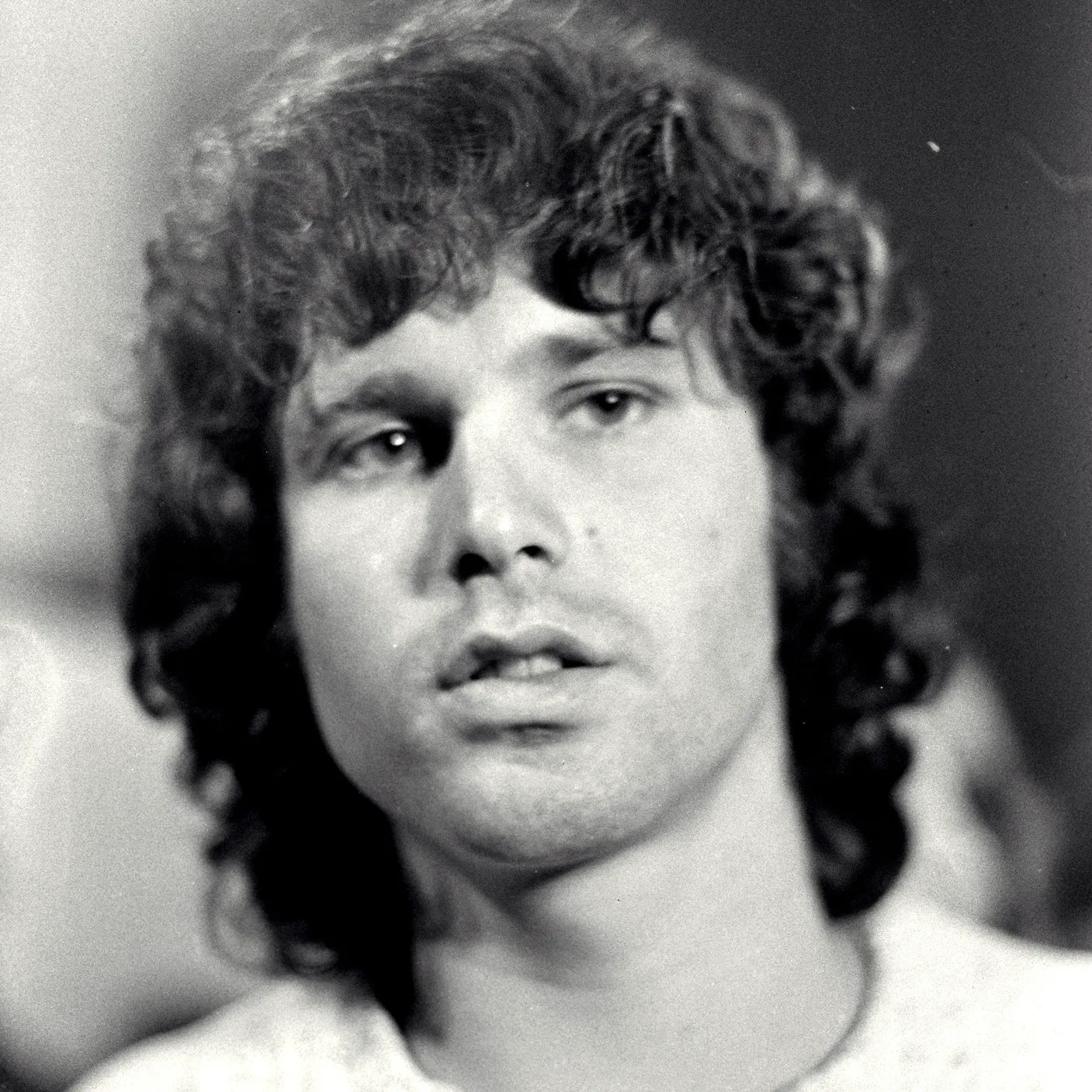 Un documentar lansează bomba: Jim Morrison, fostul solist The Doors, nu a murit în 1971. Este în viață și are o meserie neașteptată