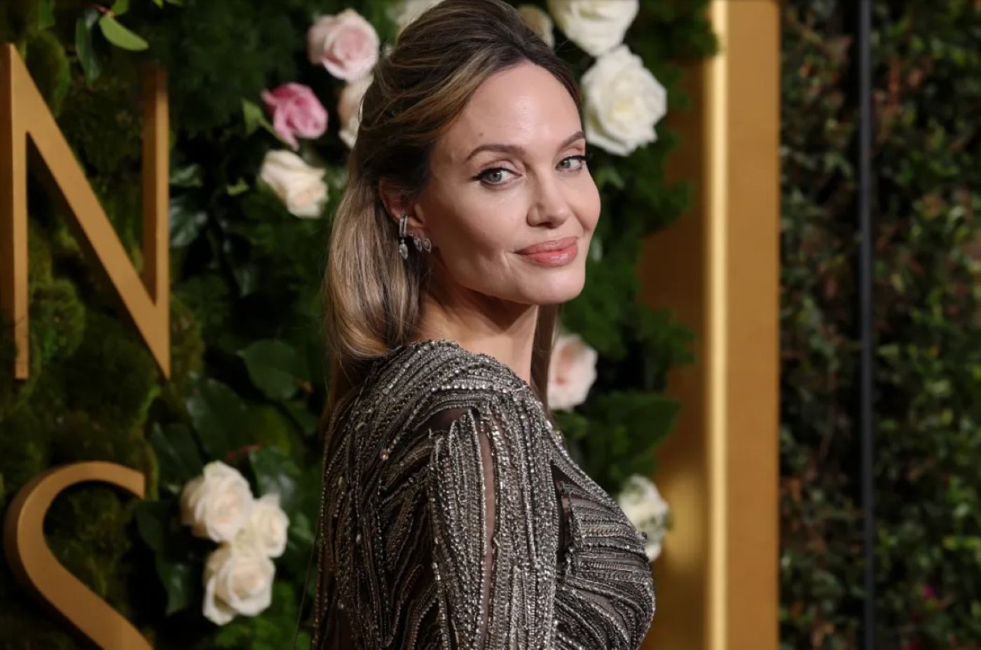 Angelina Jolie, amintiri dureroase despre copilărie și mama sa. „Obișnuia să scrie scrisori personajelor mele”