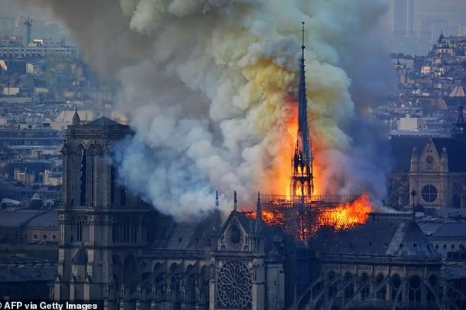 Brigitte Macron a propus un „falus cu bile de aur” ca noul vârf al catedralei Notre-Dame. Cine a dat-o de gol