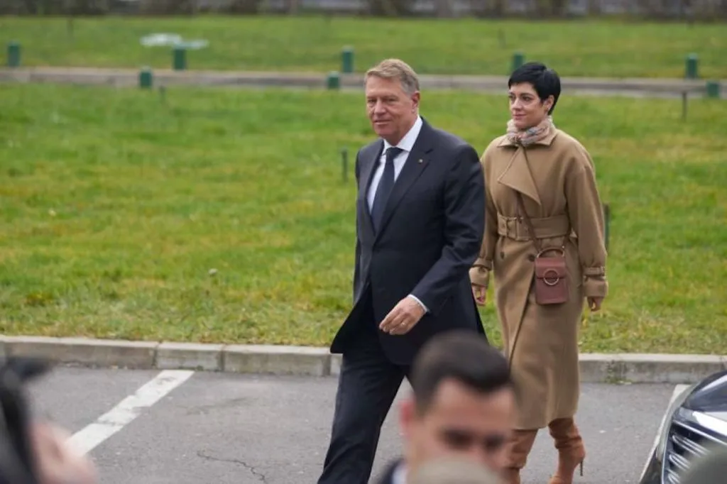 Femeia care l-a controlat din umbră, un deceniu, pe Klaus Iohannis. Se spune că îi aducea horoscopul la prima oră.