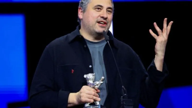 Aplauze fără sfârșit pentru Radu Jude la Cannes. Primul său film în limba franceză a impresionat sala – Video
