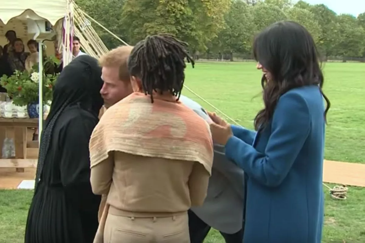 Momentul viral în care Prințul Harry sărută o altă femeie. Reacția lui Meghan Markle stârnește râsul. Video