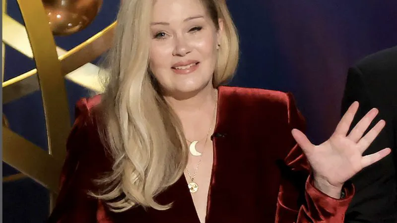 Christina Applegate, condamnată. Nu se mai poate ridica din pat