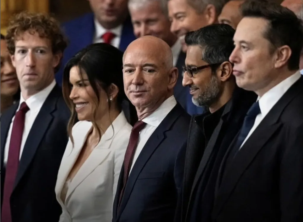 Melania și Donald Trump, noii prieteni ai miliardarului Jeff Bezos, patronul Amazon și The Washington Post. Filme și interzicerea opiniilor critice în ziar