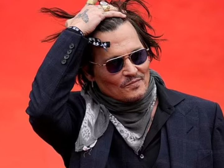 Excentricul Johnny Depp și pasiunile sale. Îi plac gândacii mari, iubește păpușile Barbie și refuză dușurile