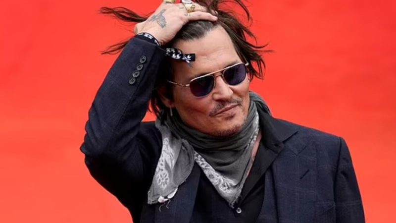 Excentricul Johnny Depp și pasiunile sale. Îi plac gândacii mari, iubește păpușile Barbie și refuză dușurile