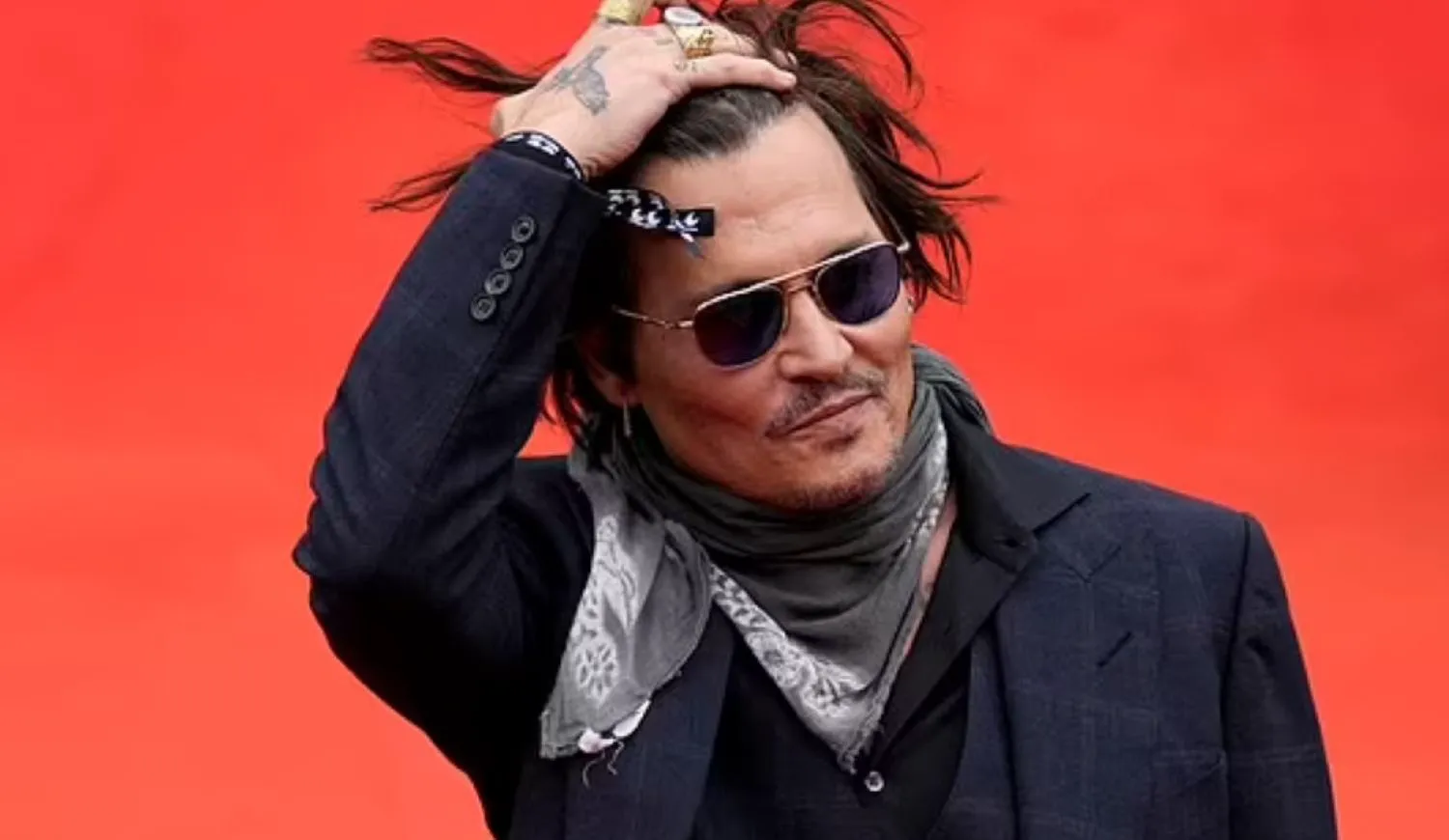 Excentricul Johnny Depp și pasiunile sale. Îi plac gândacii mari, iubește păpușile Barbie și refuză dușurile