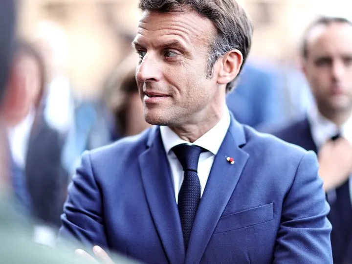 Președintele Macron se antrenează cu soldații. Filmat când face flotări de comando