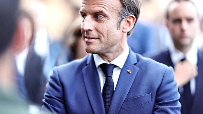 Scenă de „cascadorii râsului” cu bagajele lui Macron la Palatul Windsor