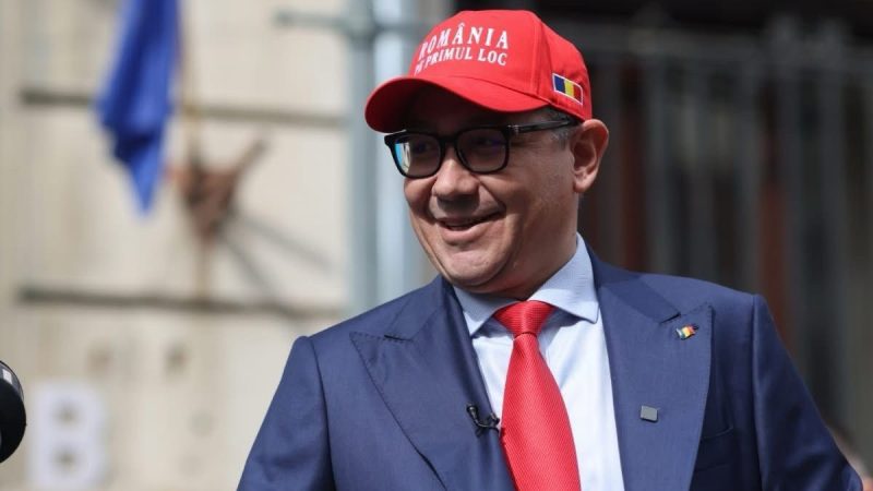 Exclusiv. L-am surprins pe Victor Ponta la un restaurant select. Ce credeți că a făcut cu șapca roșie!