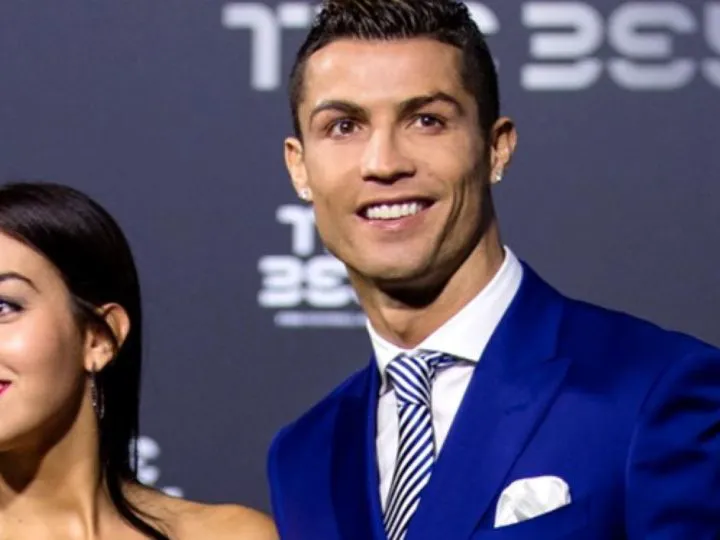 Pe cât de bun fotbalist e Ronaldo, pe atât de superbă este iubita. Poza cu Georgiana în costum de baie arată tot!