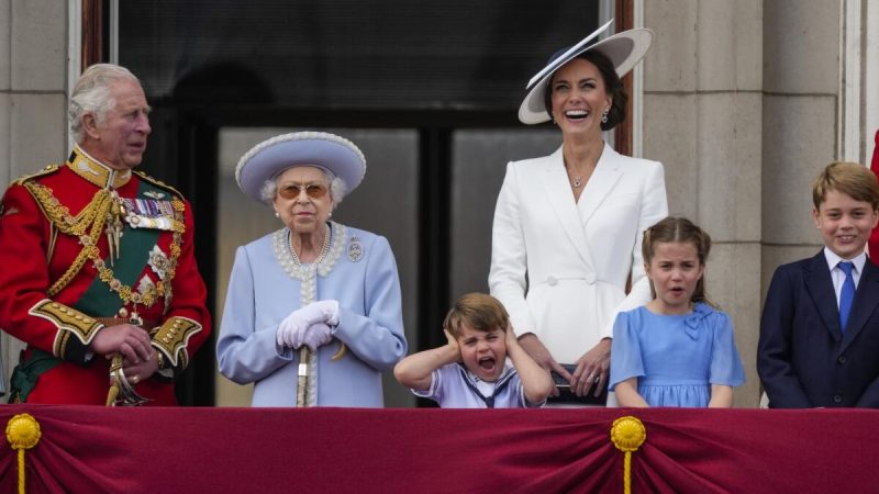 Prințul Louis a fost vizitat de „Zâna Măseluță”. Kate și William au făcut publică o poză cu fiul lor la 7 ani