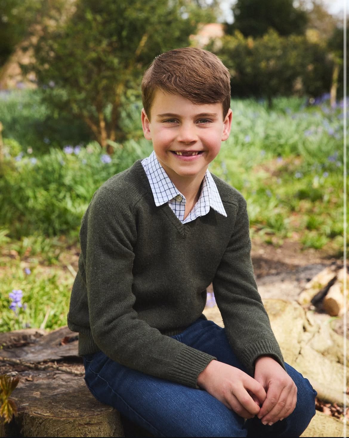 Prințul Louis a fost vizitat de „Zâna Măseluță”. Kate și William au făcut publică o poză cu fiul lor la 7 ani