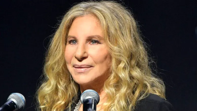 Barbra Streisand și grădinile luxuriante din casa din Malibu. Au peste 100 de trandafiri, iar un soi îi poartă numele