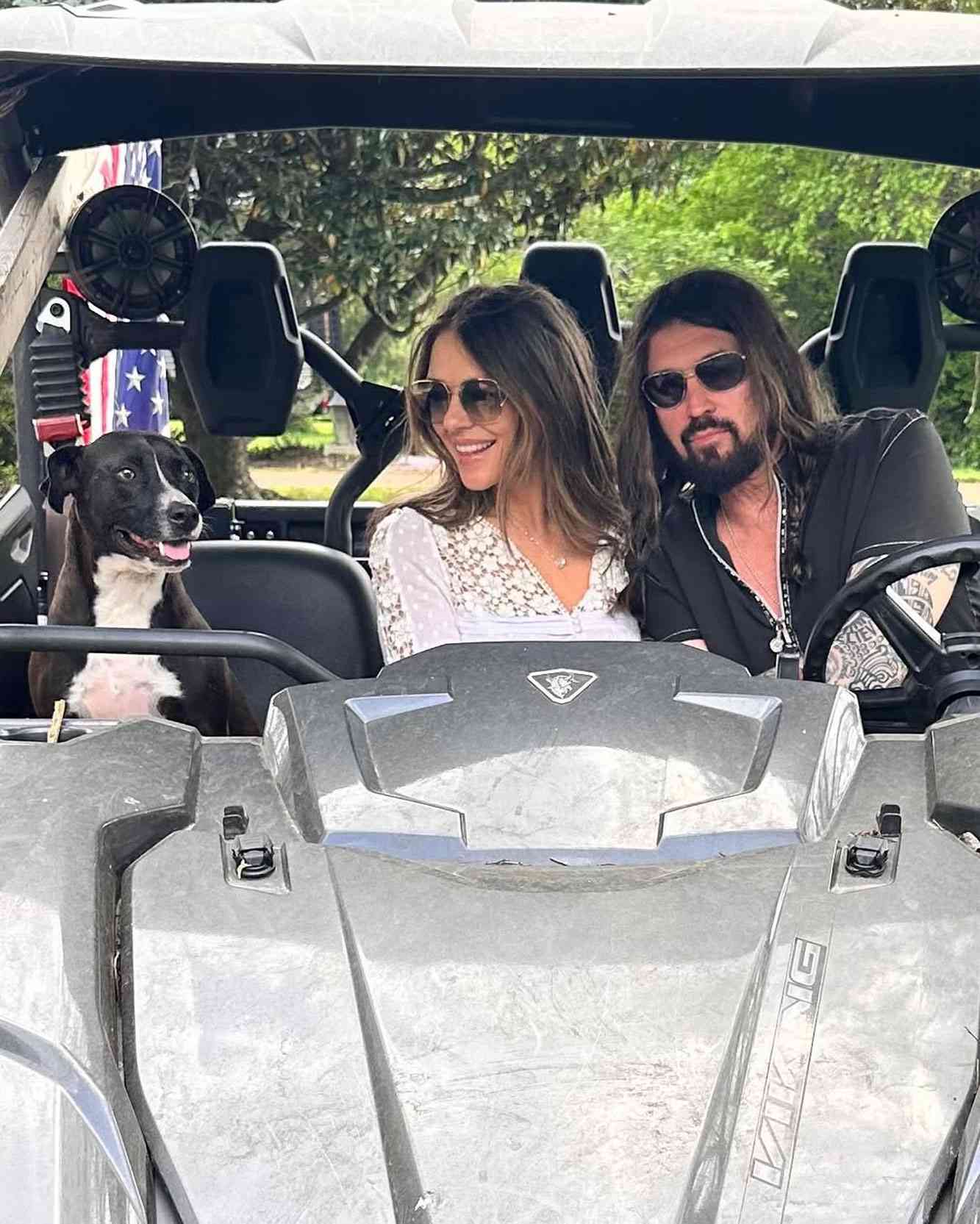 Billy Ray Cyrus a spus cum a început relația cu Elizabeth Hurley. Un gest neașteptat a declanșat totul 