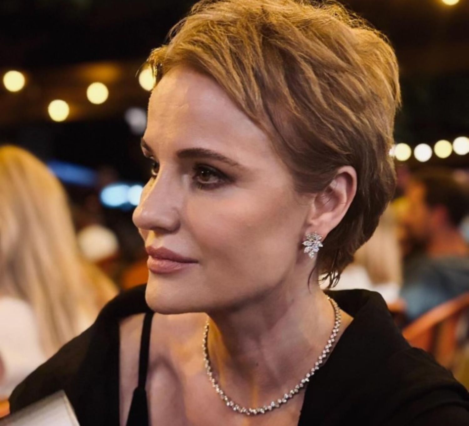 Celebră actriță de la noi, torturată profesional în teatru. A scos-o pe străzi să facă „circ” și a pus-o să recite poezii horror 