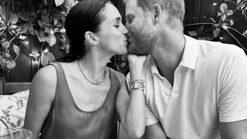 Prințul Harry și Meghan Markle au sărbătorit succesul noii afaceri printr-o vacanță cu copiii. Fotografii de colecție