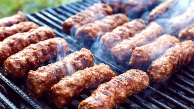 Carne analizată în laborator. E îngrozitor ce se găsește în micii din supermarketuri!