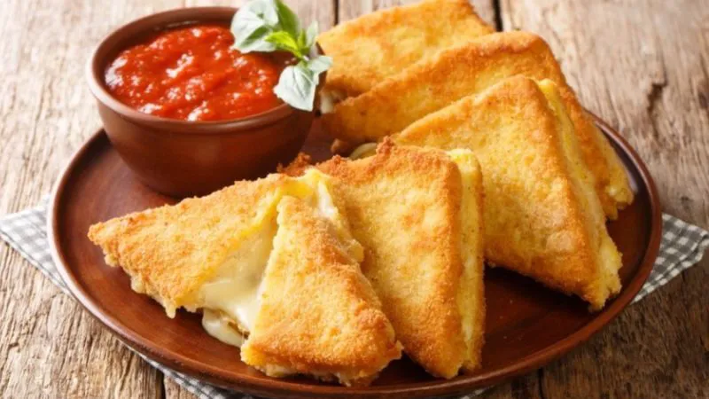 Mozzarella in carrozza, un alt fel de cașcaval pane. Rețeta unui deliciu care a înnebunit locuitorii din Napoli