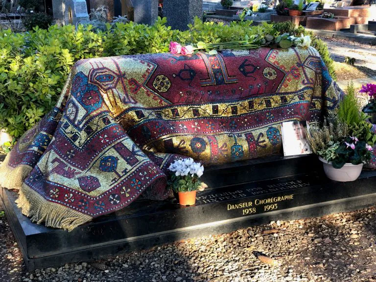 Rudolf Nureyev, balerinul care a fugit de KGB și a făcut istorie. Povestea vieții și mormântul unic ce reflectă ultima sa dorință 