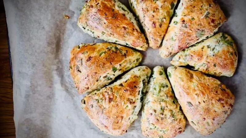 Pâinici de post cu toate ierburile primăverii. Sunt delicioase – Rețetă