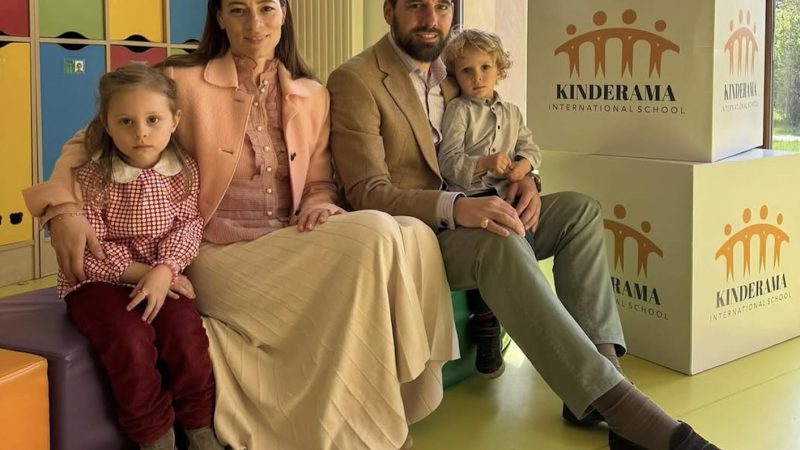Nicolae al României își crește copiii în spiritul istoriei regale a familiei. I-a dus să vadă castelul strămoșilor
