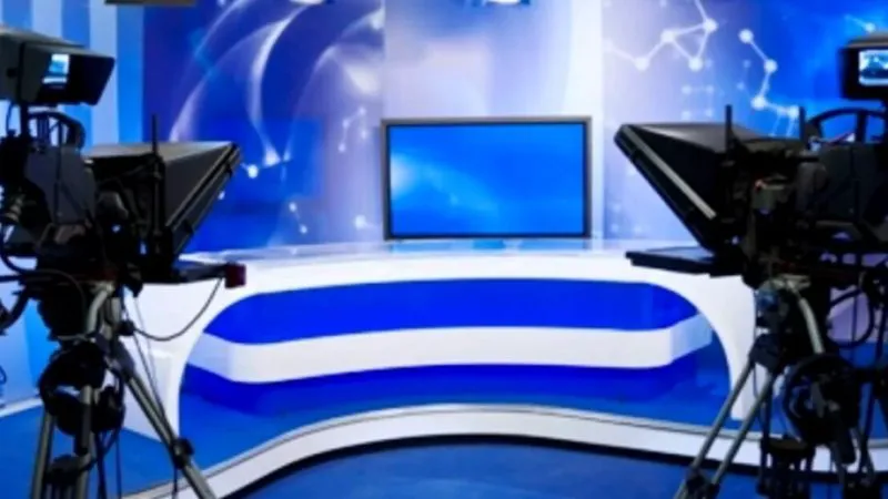 Două cupluri de vedete TV se distrează la țară. Imaginile arată ce fel de oameni sunt