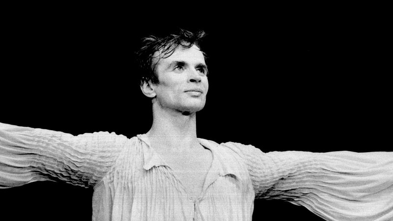 Rudolf Nureyev, balerinul care a fugit de KGB și a făcut istorie. Povestea vieții și mormântul unic ce reflectă ultima sa dorință