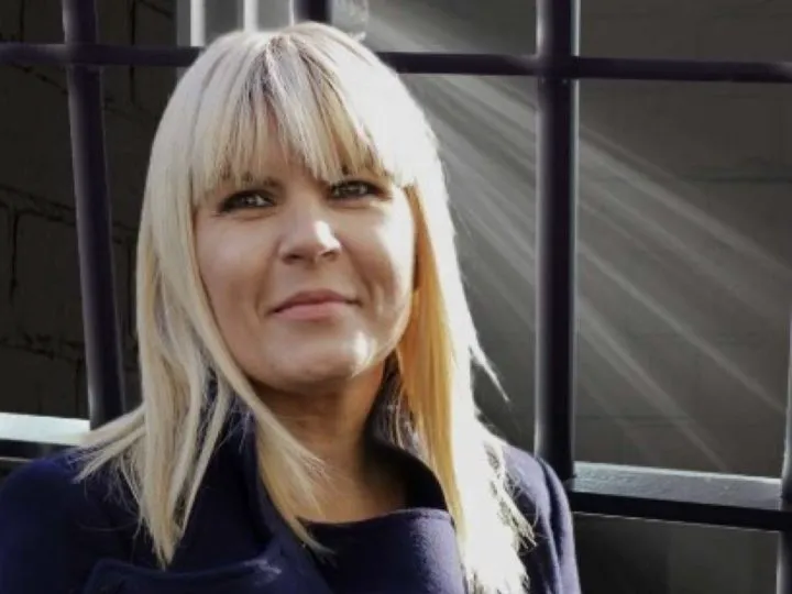 Fiica Elenei Udrea, schimbată total. Gândul reîntoarcerii mamei acasă i-a șters tristețea de pe chip