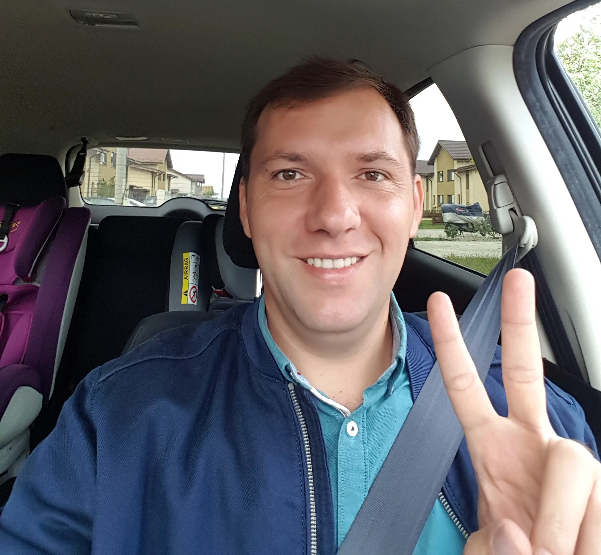 Cumnatul lui Nicușor Dan, un personaj interesant: a avut aspirații politice, a rămas fără permis de trei ori și e pe cai mari în Franța