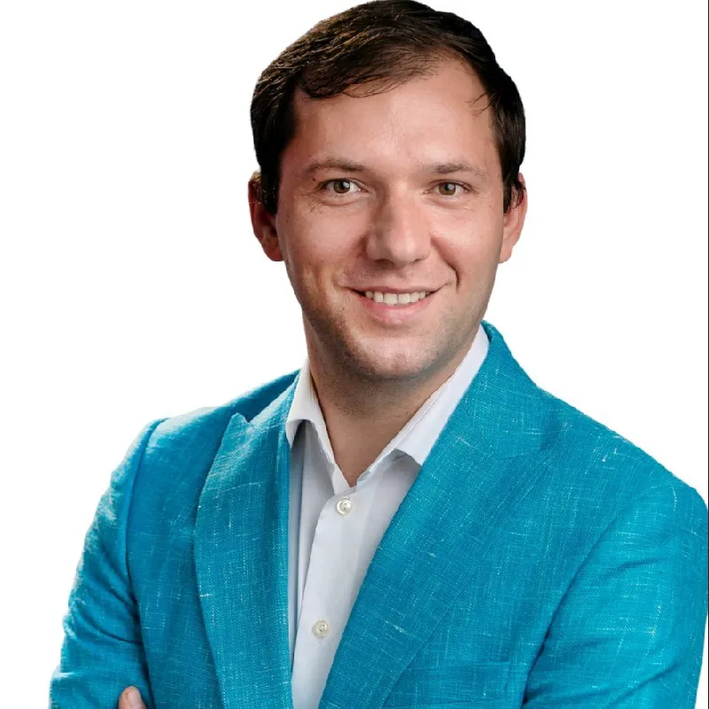 Cumnatul lui Nicușor Dan, un personaj interesant: a avut aspirații politice, a rămas fără permis de trei ori și e pe cai mari în Franța