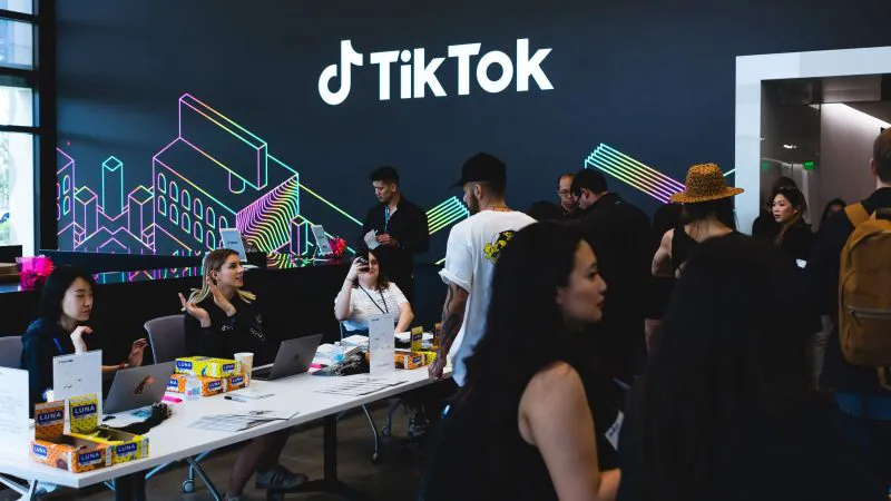 TikTok face angajări în România. Jobul vine cu avantaje incredibile
