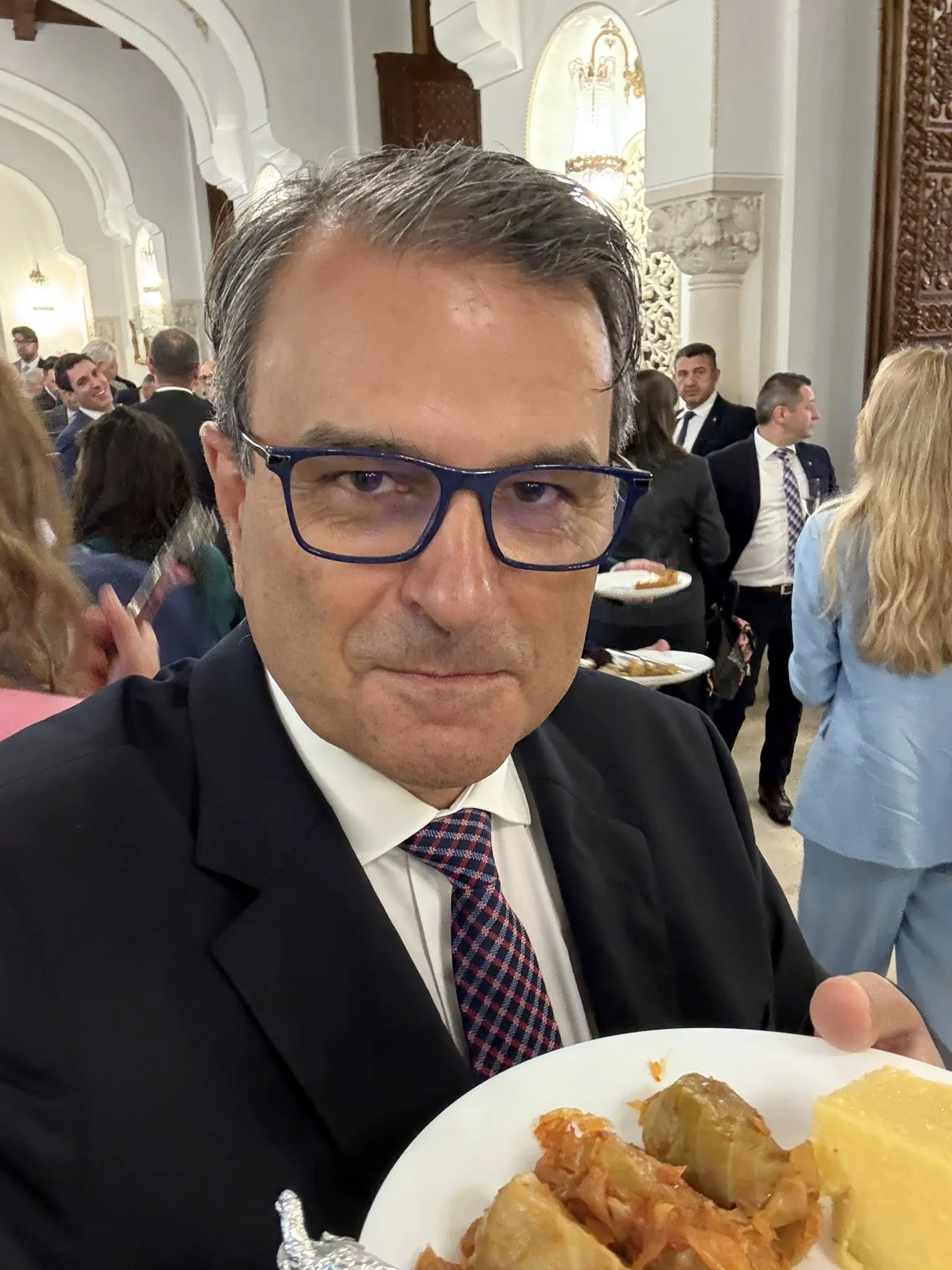 Marian Godină, ofticat că nu a fost invitat la Cotroceni, să-și facă și el o poză cu președintele Nicușor Dan. Mîndruță a păpat sarmale!