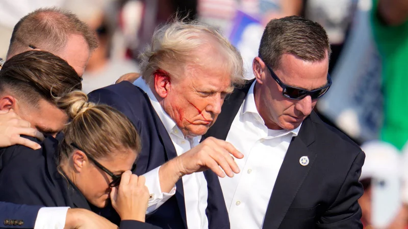 Donald Trump, extrem de furios, reclamă o tentativă de asasinat în care ar fi implicat fostul director al FBI