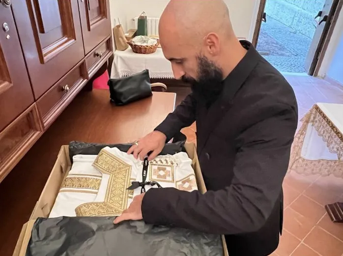 Acesta purta veșmintele somptuoase tradiționale, vrând să le arate oamenilor frumusețea și continuitatea istorică a Bisericii. A reintrodus camauro, mozzetta roșie cu hermină și mitre în stil renascentist. Toate aceste alegeri nu erau estetice, ci simboluri ale sacralității și continuității.