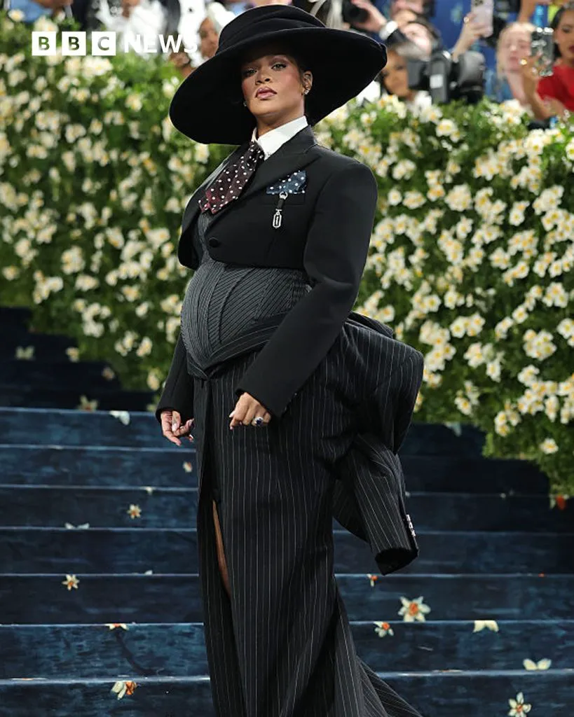 Rihanna a furat spectacolul la Met Gala 2025. Toate privirile au fost ațintite asupra ei