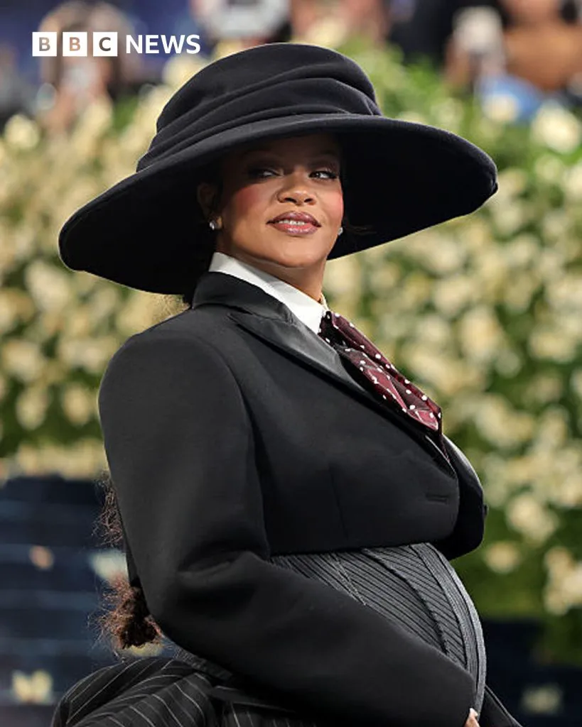 Rihanna a furat spectacolul la Met Gala 2025. Toate privirile au fost ațintite asupra ei