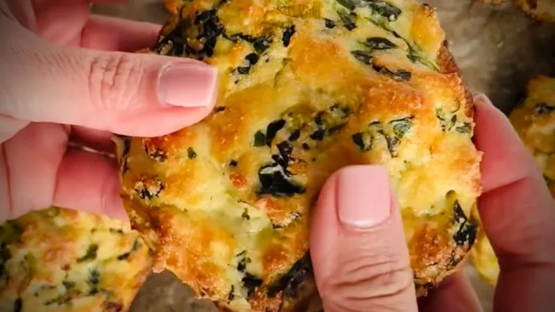 Slăbești mâncând. Rețetă de biscuiți cu spanac și feta, bogați în proteine și grăsimi sănătoase