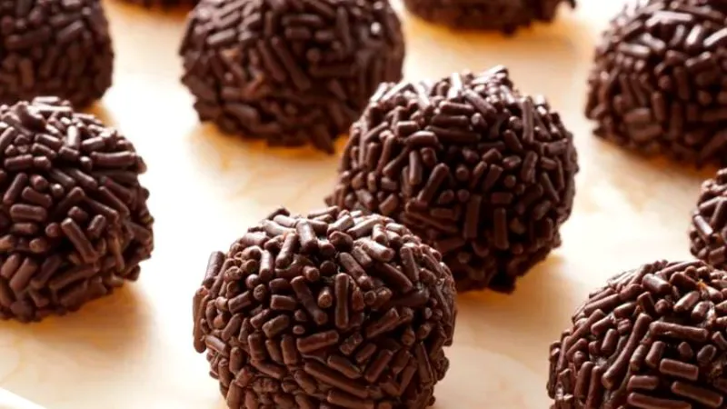 Bomboanele Brigadeiro, cel mai apreciat desert al Braziliei. Rețeta e delicioasă și are o poveste interesantă