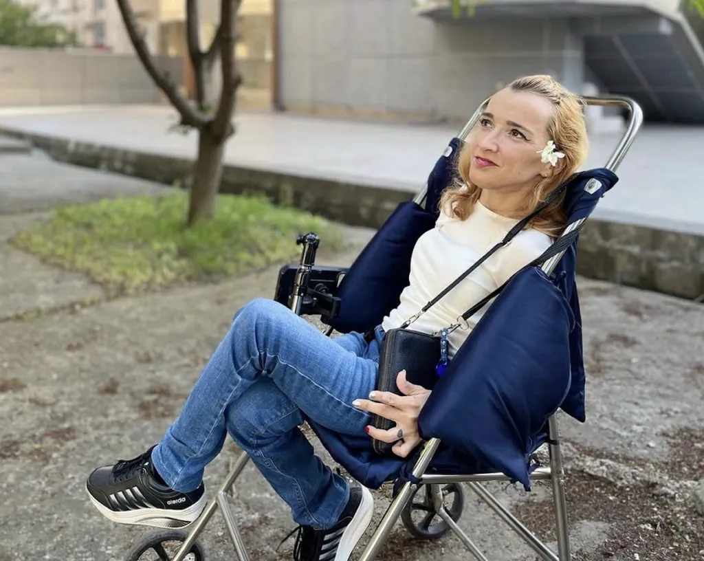 Trăiește cum mulți nu îndrăznesc nici să viseze. Povestea incredibilă a tinerei care a făcut carieră scriind cu nasul și cu gura