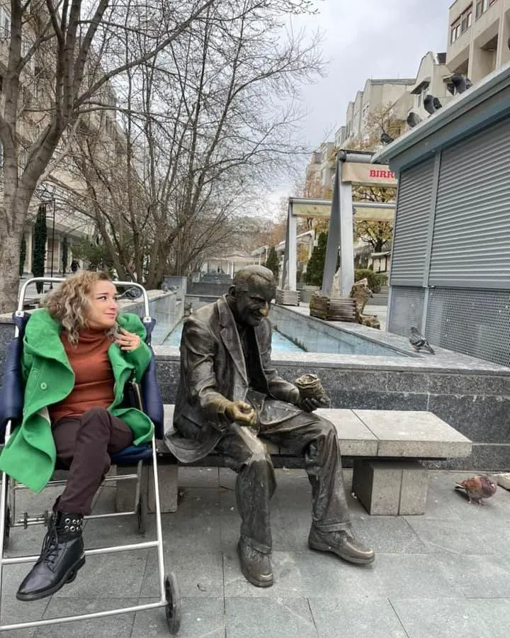 Trăiește cum mulți nu îndrăznesc nici să viseze. Povestea incredibilă a tinerei care a făcut carieră scriind cu nasul și cu gura
