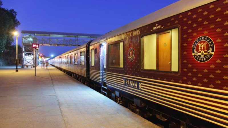 Povestea celui mai luxos tren din Asia, trenul regal Maharajas. Are cabine decorate cu aur, draperii de mătase și majordom